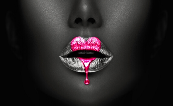 Pinkes Herz tropft von sexy Lippen